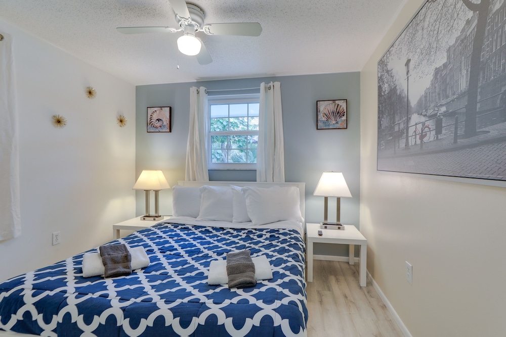 Englewood Apartment w/ Shared Pool: 1 Mi to Beach