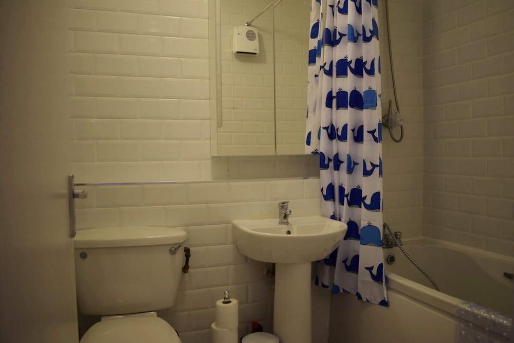 2 Bed Historical Christchurch With Parking