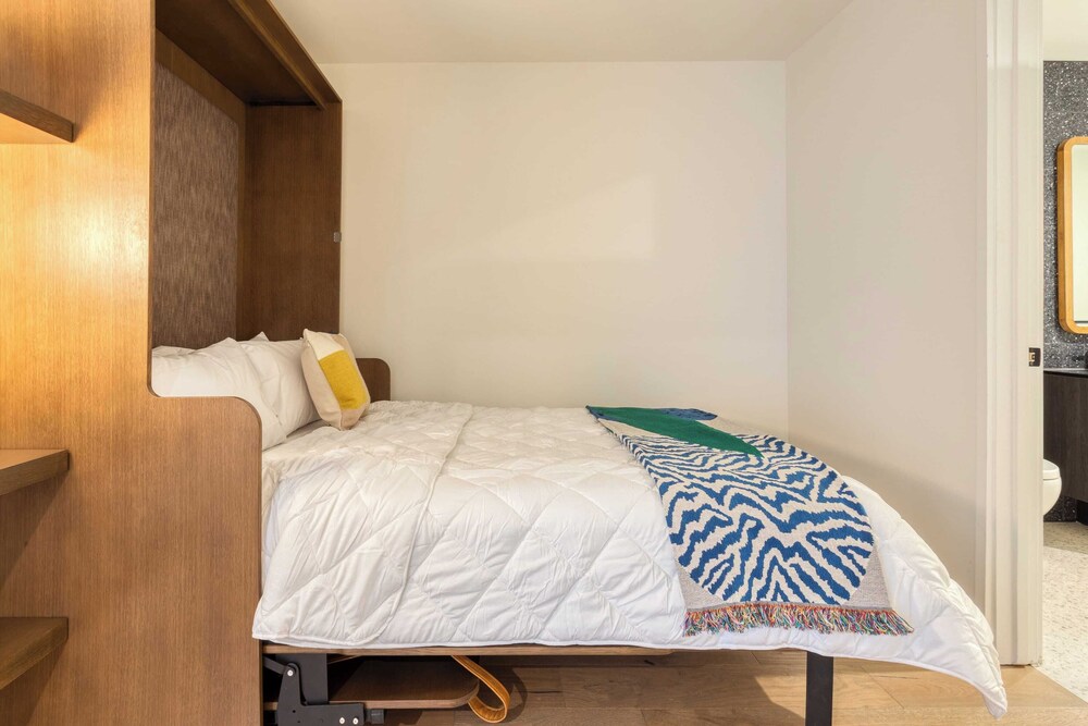New Austin High Rise w/ Luxe Amenities Rooftop Pool, Gym, Yoga Studio & More!