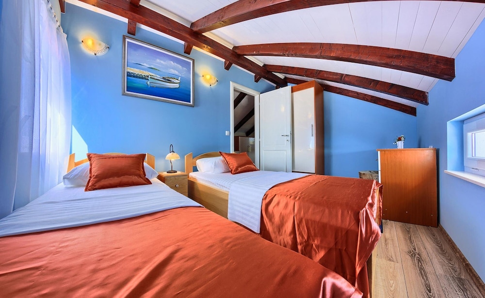 Beachfront Luxury Villa w. Pool & Large Garden photo 3