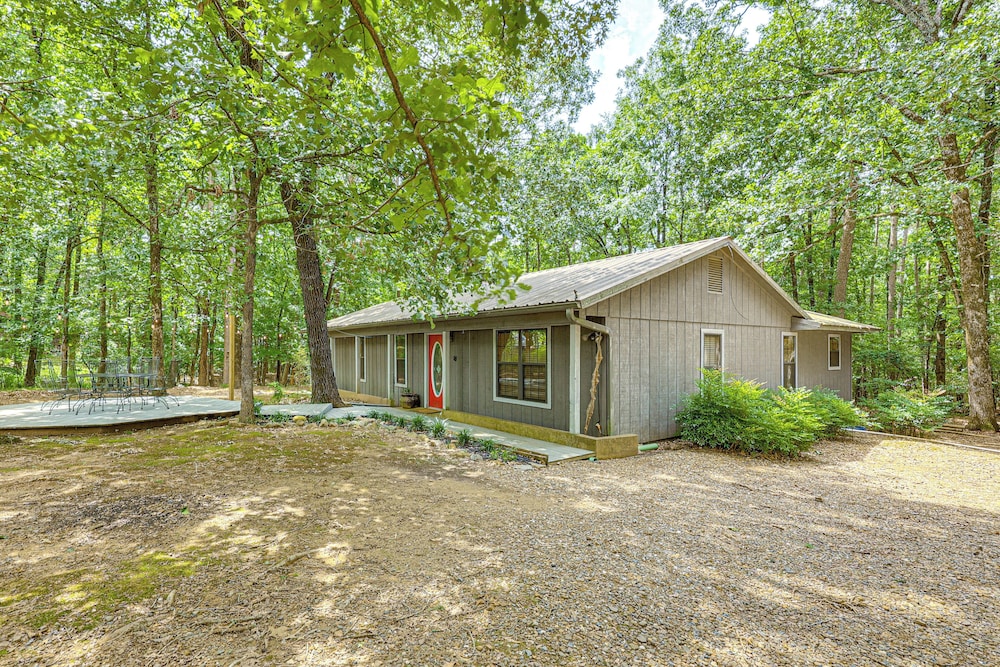 < 3 Mi to Broken Bow Lake: Hot Tub Haven!