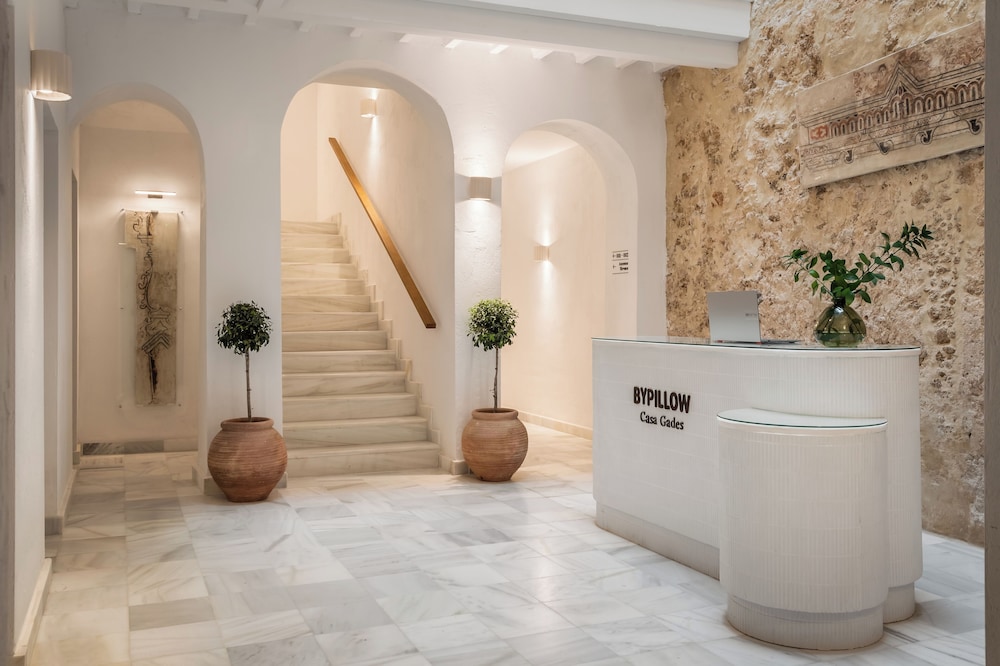 Hotel BYPILLOW Casa Gades - Image 1