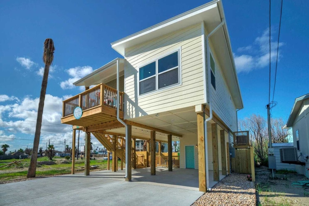 Sleeps 20 2 Modern Homes w/ Private Pool, Deck+patio 3-min Walk to the Beach