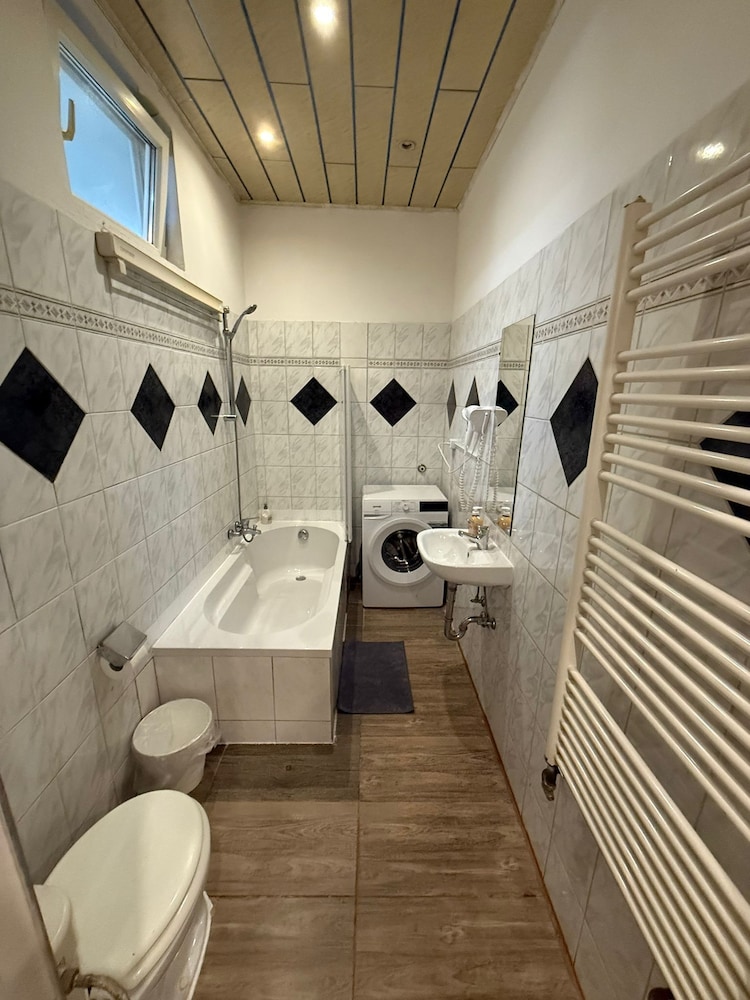 Chic 2BR Apt Steps from Westbahnhof
