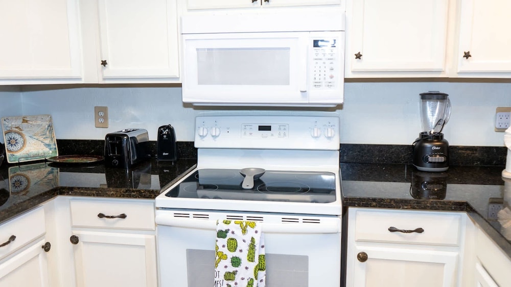 Cozy Family Retreat Steps To Beach Pool / Hot 2 Bedroom Apts