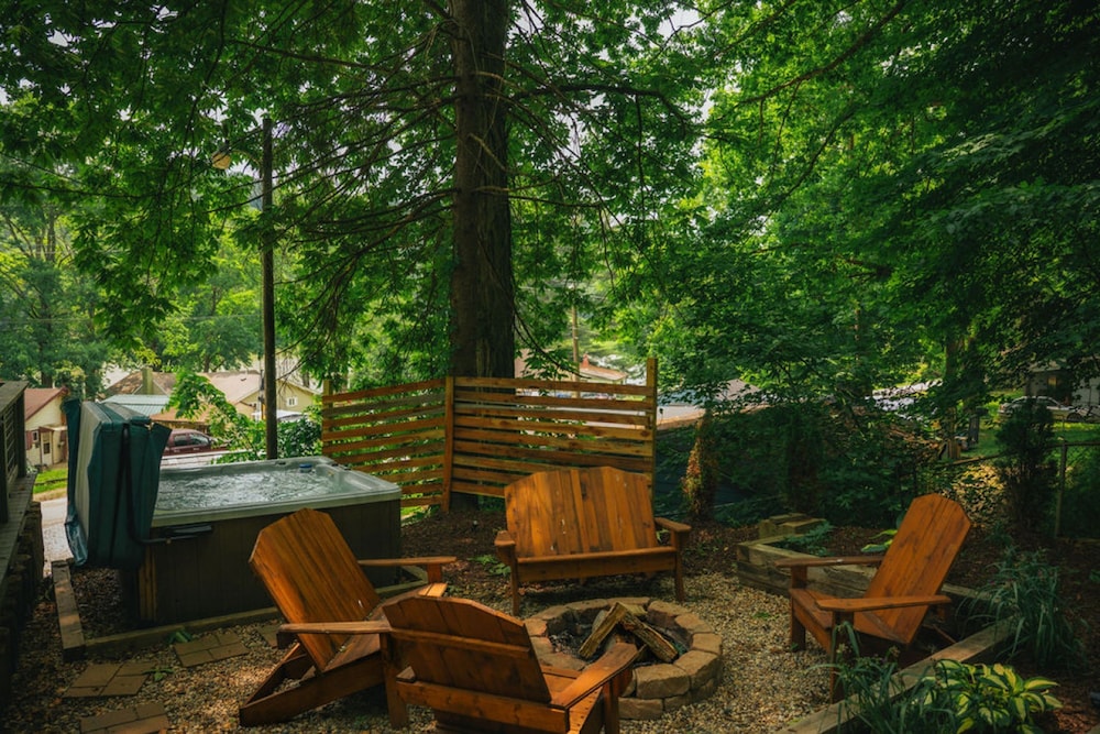 Lakefront Hilltop Cabin Hot tub Firepit