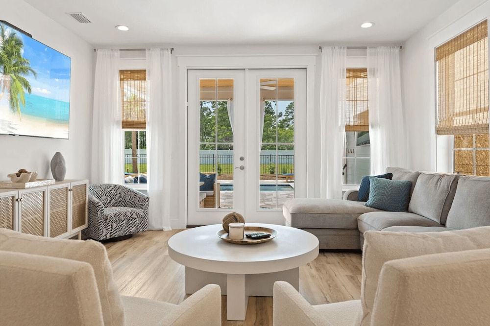 Chic Shack by Avantstay Private Pool, Walk to Beach, Sleeps 13!