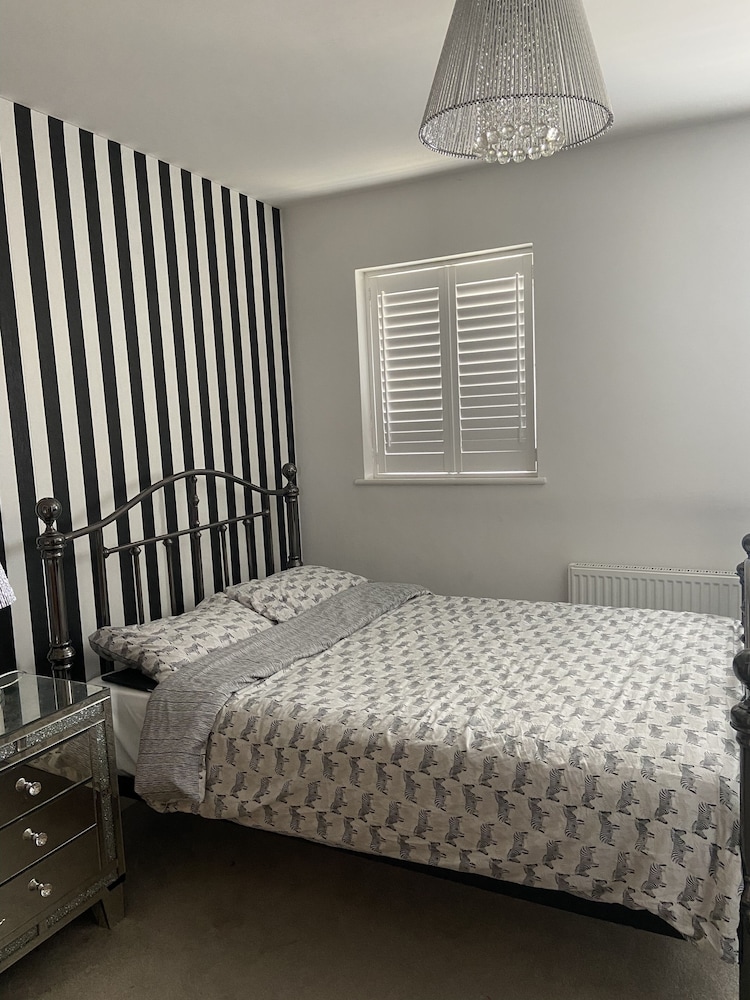 Captivating 2-bed House in Wolverhampton view 3