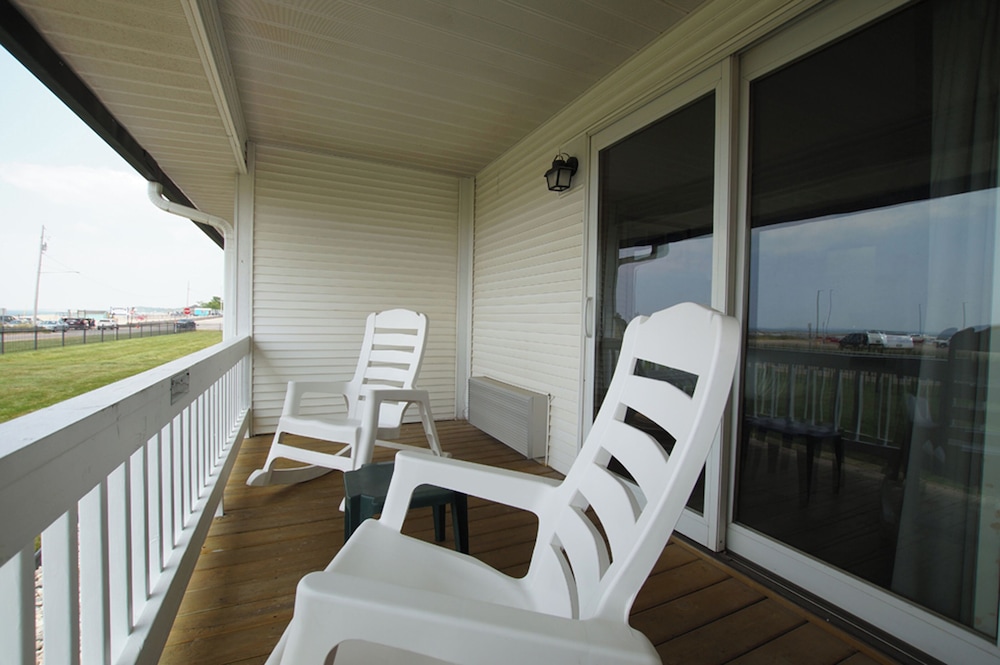 Snyder's Shoreline Inn