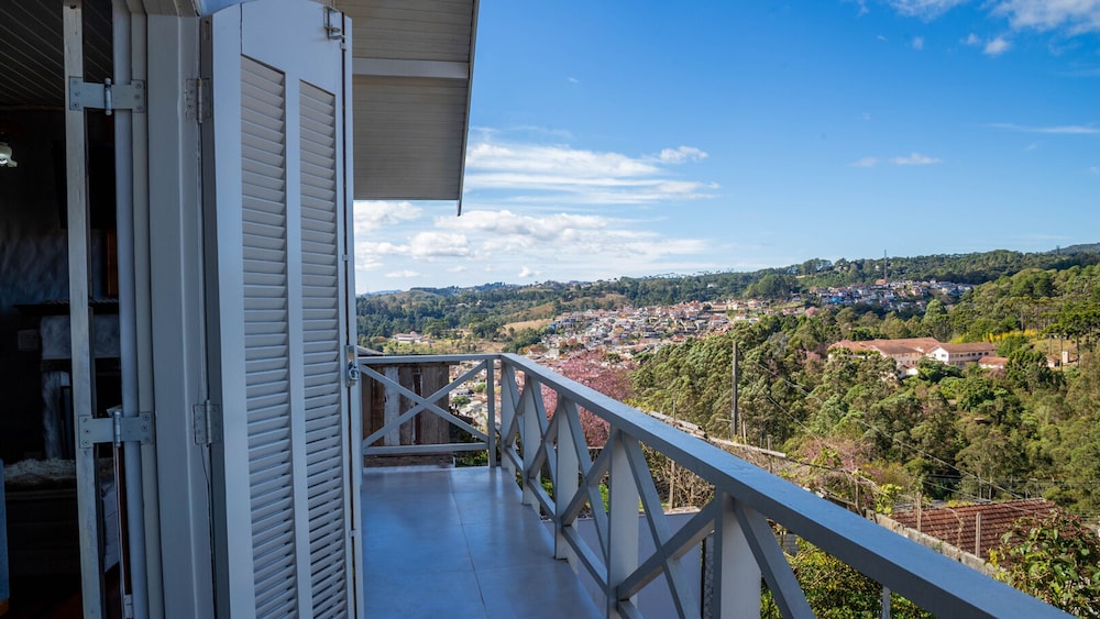 Casa com Lareira Wi-fi e Varanda com Vista