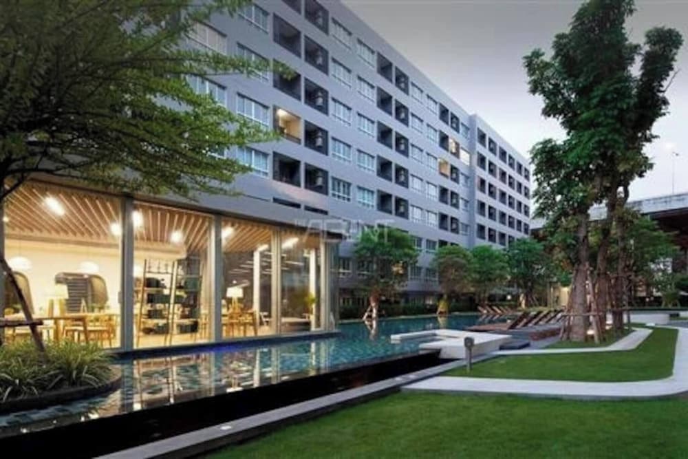 Modern Bangkok Apartment With Pool & Fitness