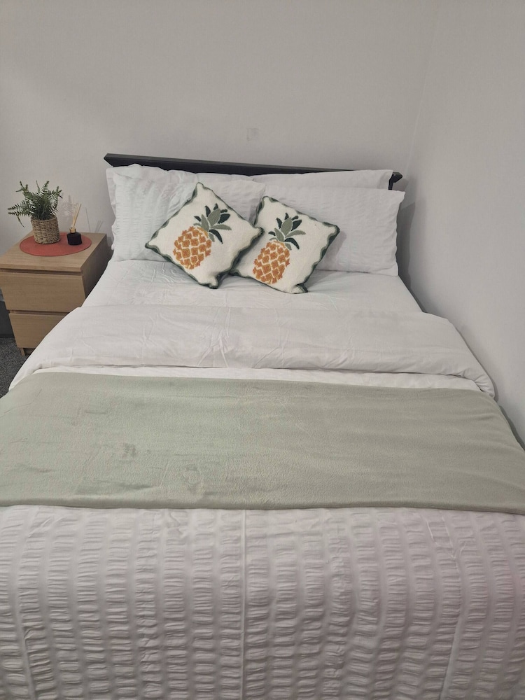 Spacious Large 4BR Home Train Station University