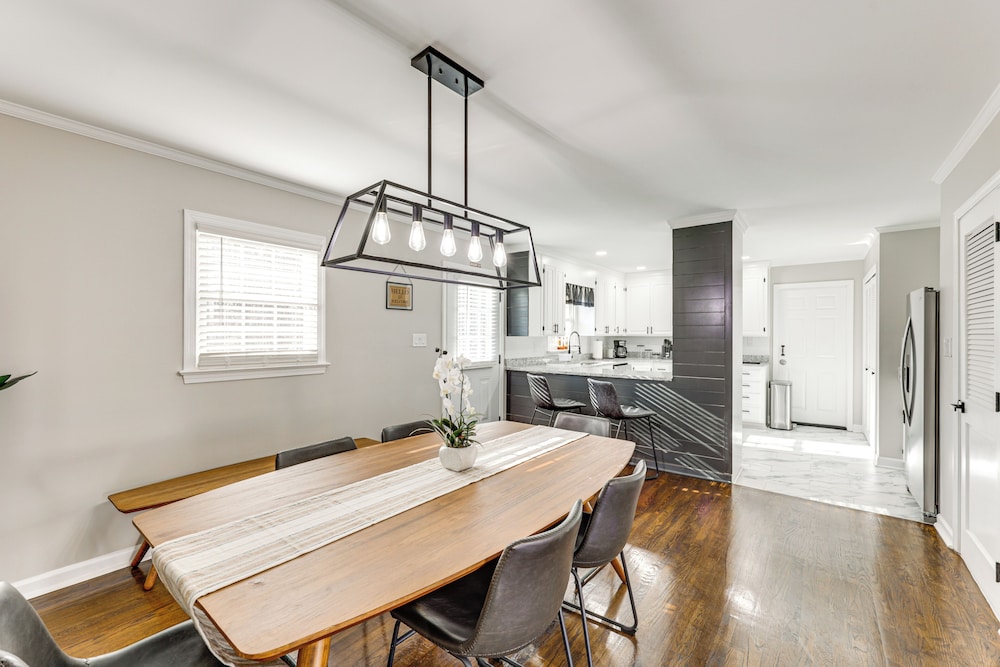 Family Friendly: Chic Retreat in Rocky Mount!