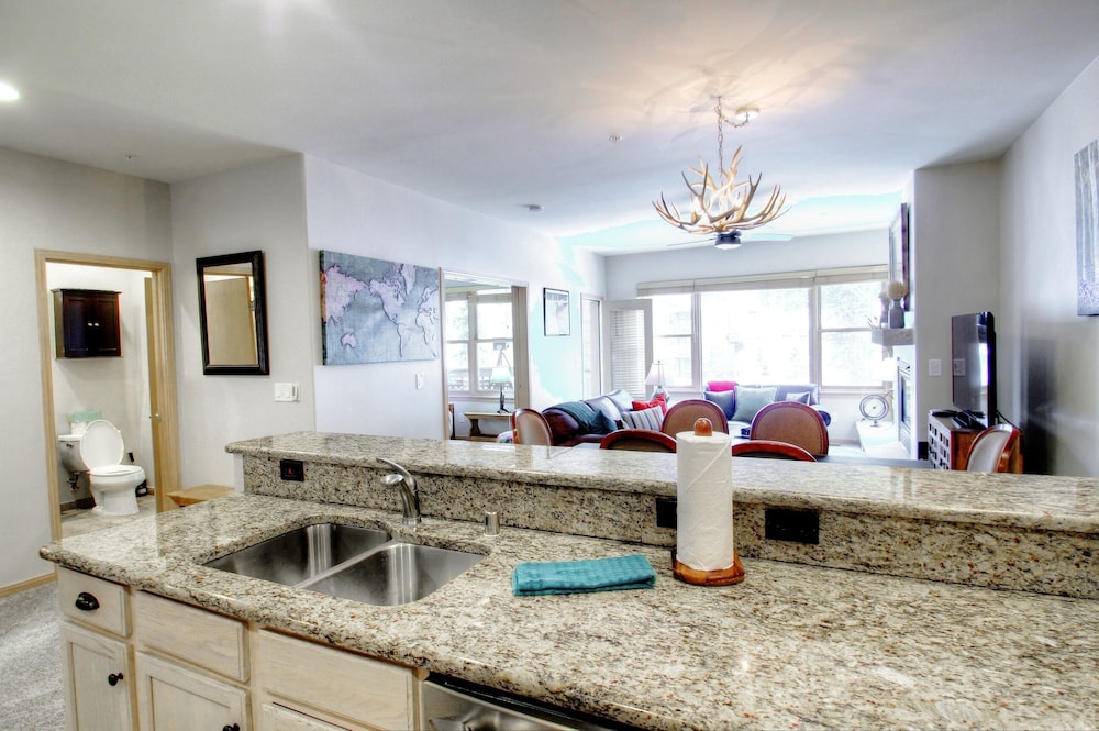 Canyon Run Townhomes F102 3 Bedroom Townhouse by RedAwning - Property Image 13