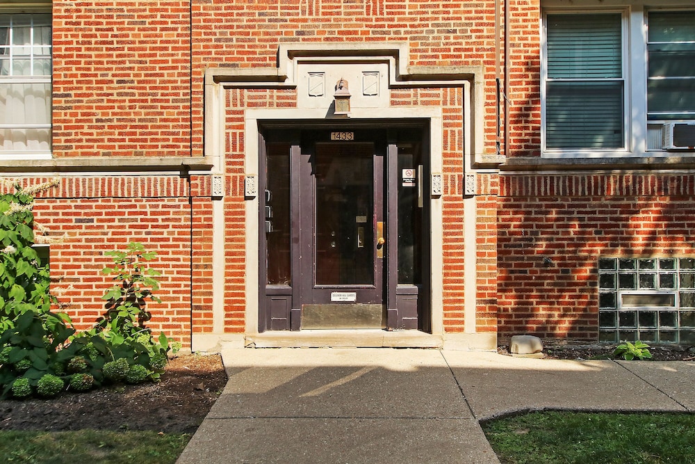 Modern & Stylish 3BR Apt in Rogers Park view 4