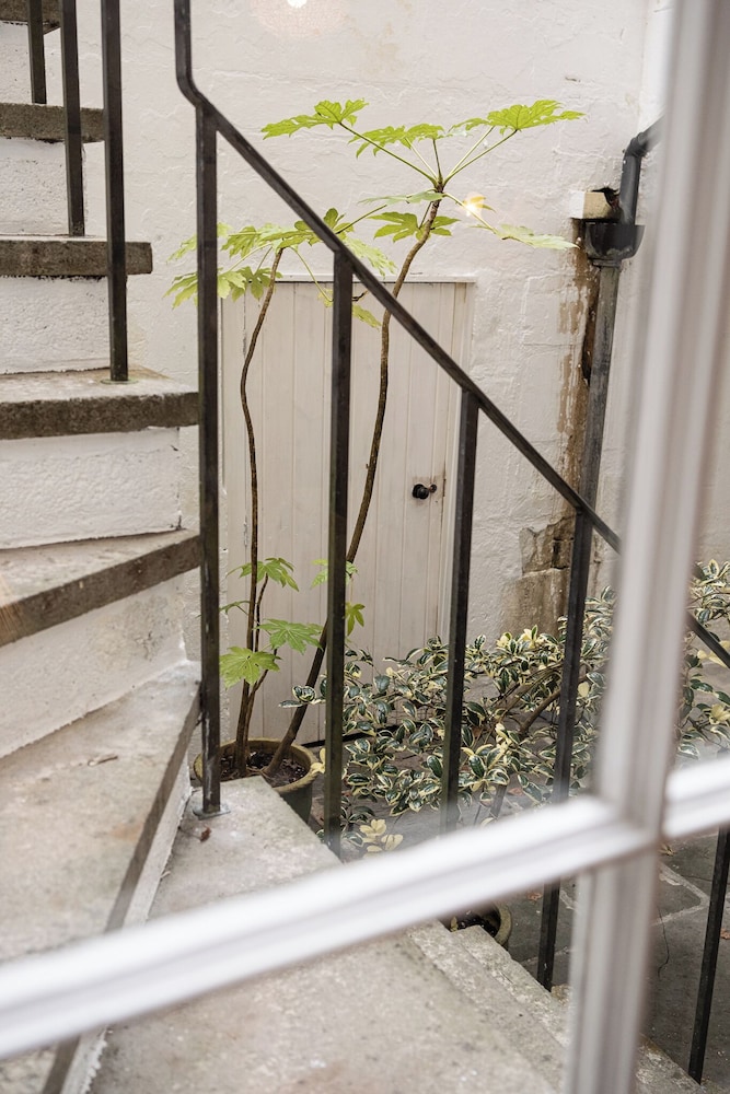 Garden Flat Apartment in Grosvenor Place