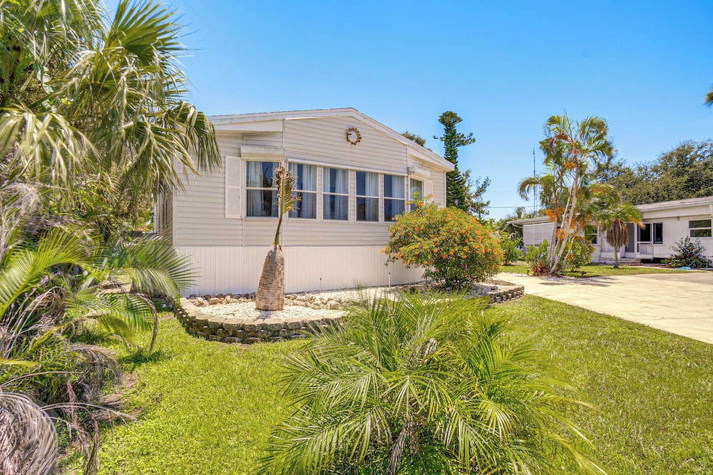 Tee Off & Soak Up Sun! Airy Englewood Gem w/ Yard