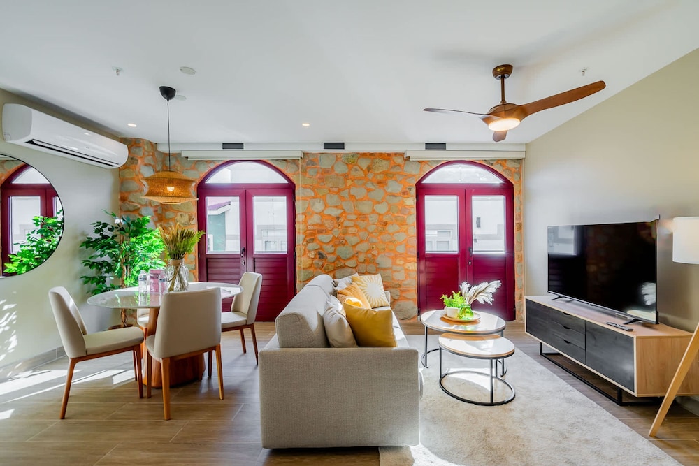 w Beautiful 2BR w Balcony in Casco Viejo