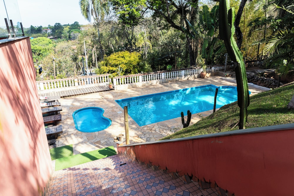 Sítio com 5 suítes e piscina
