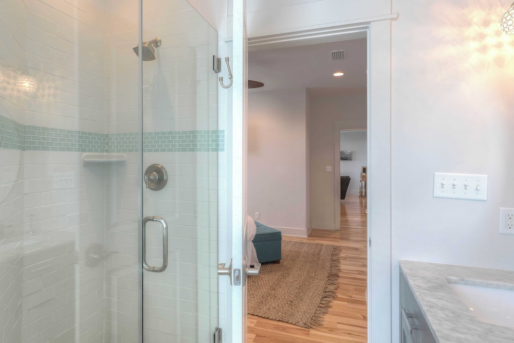 Dunn Inn 2 by Avantstay Walk to Beach, Pool Access, Sleeps 17!