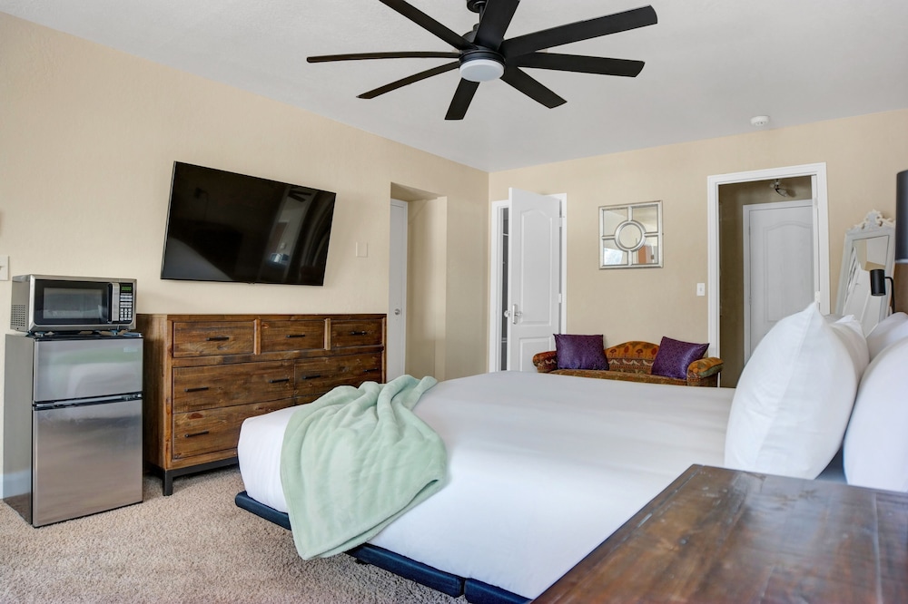 Prospector Place 5 Bedroom Home by RedAwning view 3
