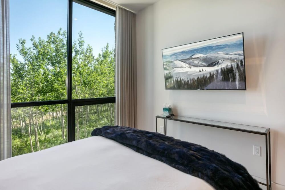 203 - Three Bedroom Deluxe One Empire Pass 3 Condo