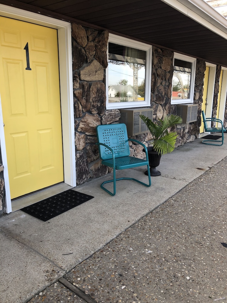 Triangle Inn Motel view 2