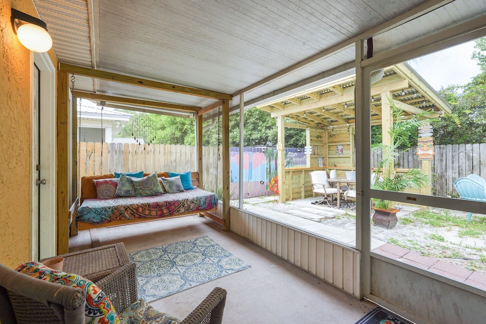 Breezy PCB Vacation Rental w/ Lanai, Walk to Ocean