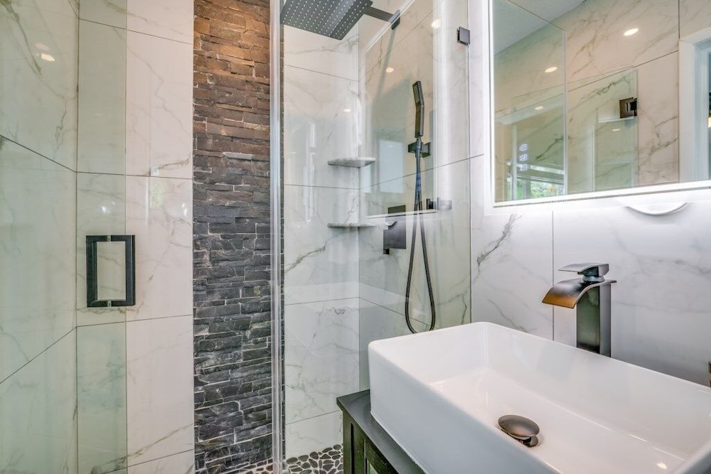 Fox Private Resort- Near Downtown & Beach 8 Bedroom Home