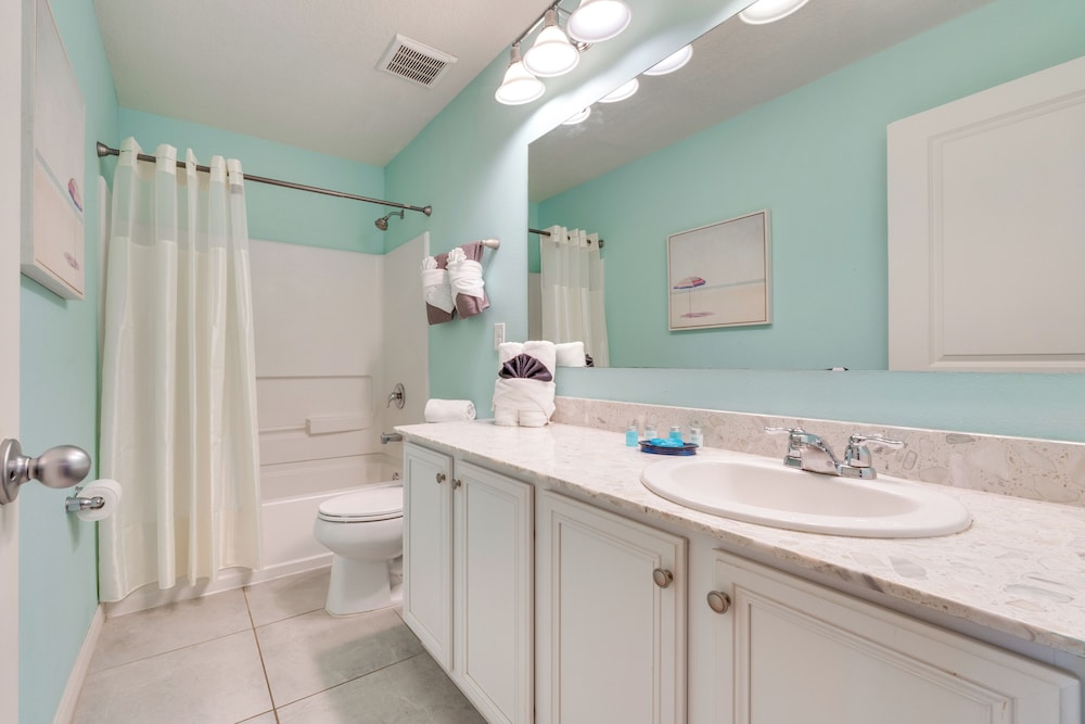 4 Mi to Wdw: Sleek Townhome w/ Community Pool!