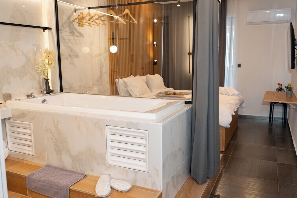 Luxury Suites with JACUZZI by Sea&theCity