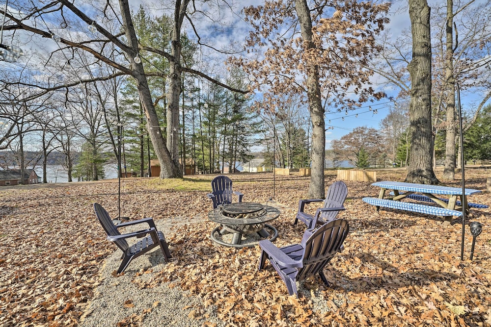 Fire Pit & Grill: Lakeview Mecosta Cottage!