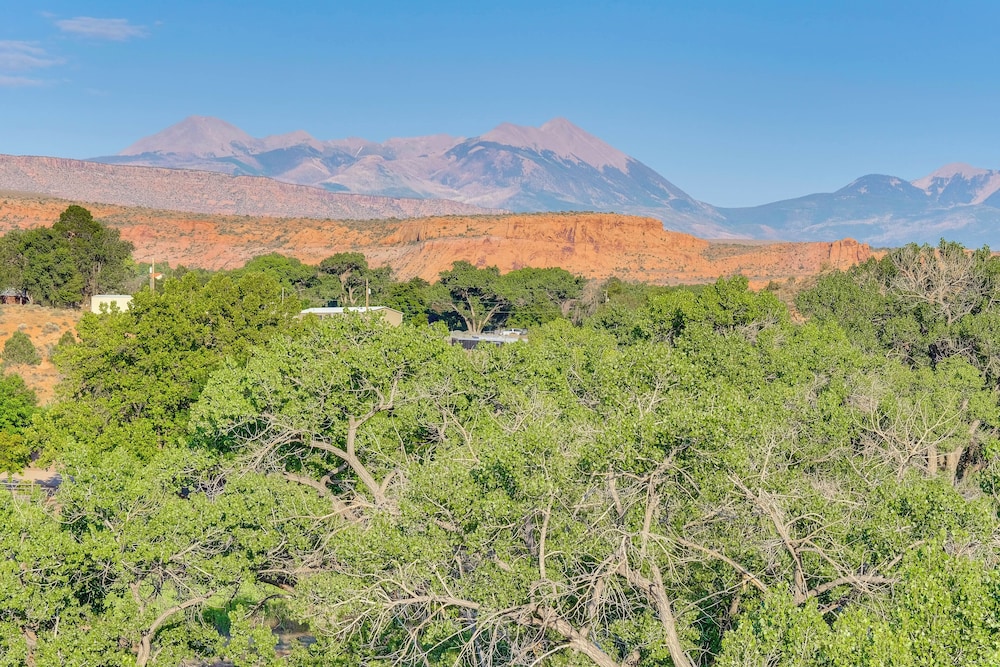 5 Mi to Arches NP: Canyon-view Hideaway w/ Deck!
