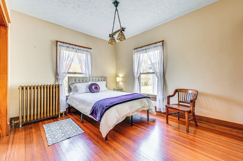 Dog-friendly Atlantic Farmhouse w/ Spacious Yard!