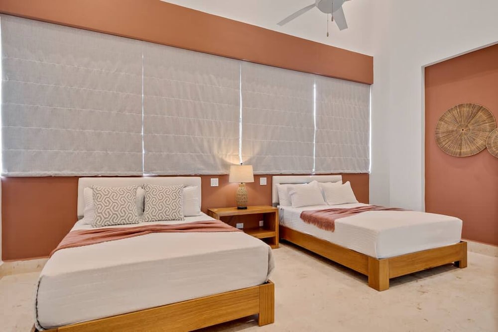 Contemporary 5 BR Luxury Golf Villa w Large Pool
