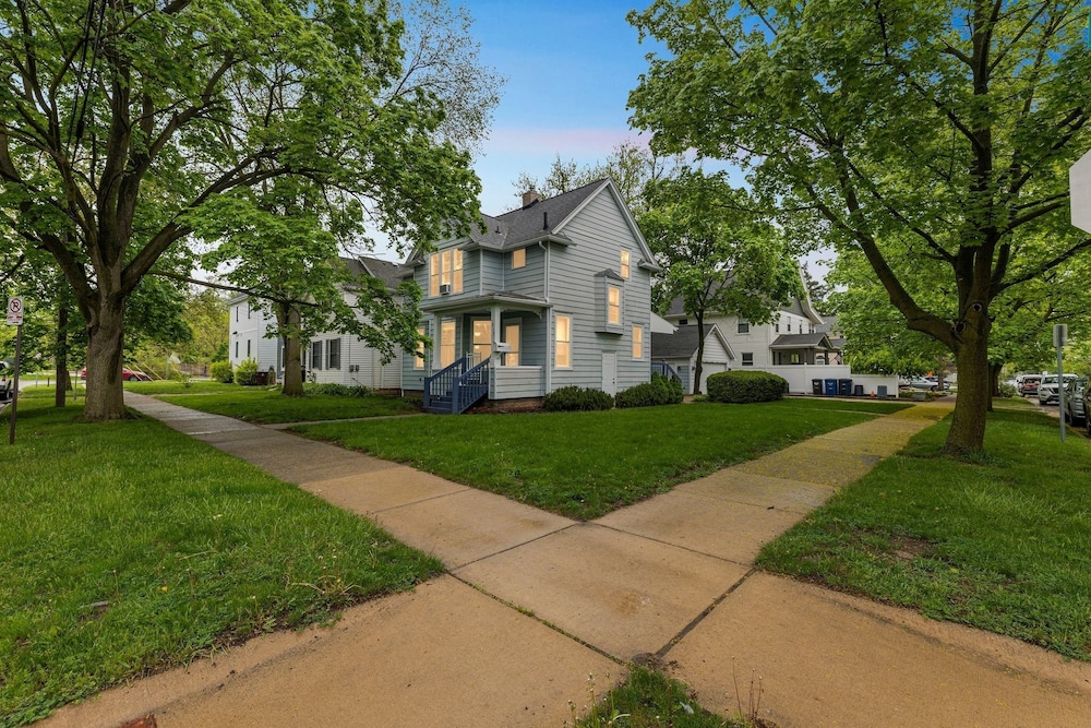 Unique Charmer: Outdoor Space & More Near Um 3 Bedroom Home by RedAwning view 3