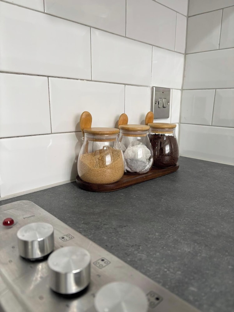 1 Bed Flat - Sleeps 2 - Parking - Wifi