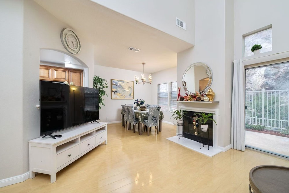 Bright Townhome Retreat With Private Patio Walk Trails