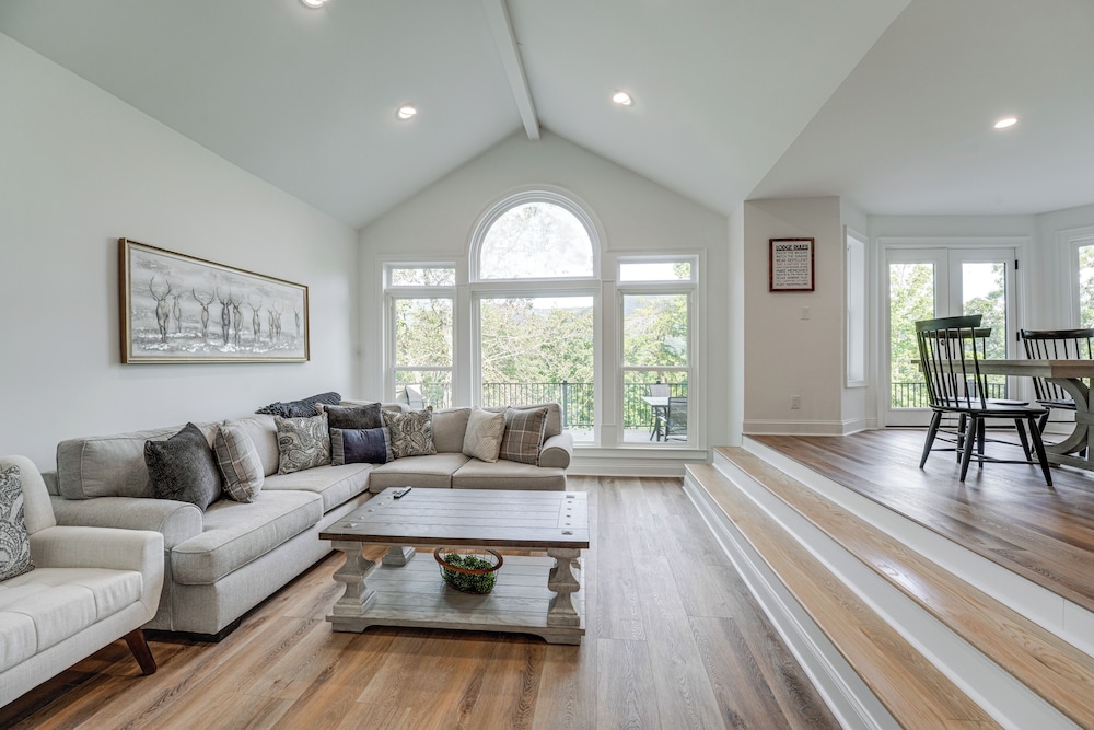 Hot Tub, Decks & 2 Kitchens: Mtn-view Jasper Gem!