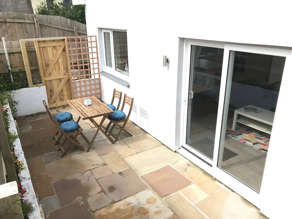 Beautiful Refurbished Home - Short Walk to the Beach view 3