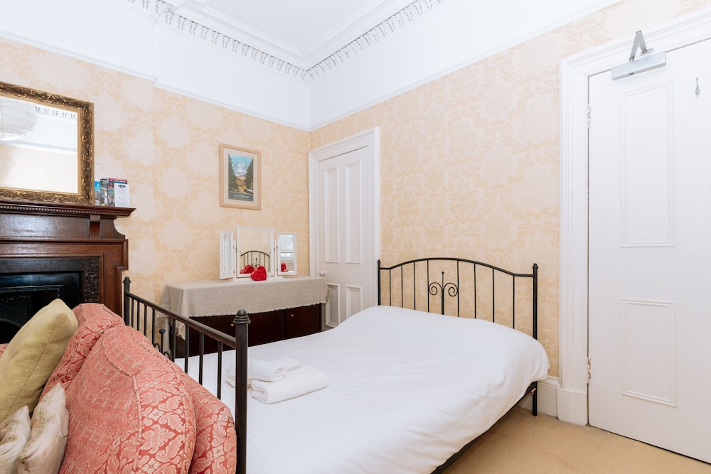 Spacious 4 Bedroom Apartment Near The Meadows/old Town view 5