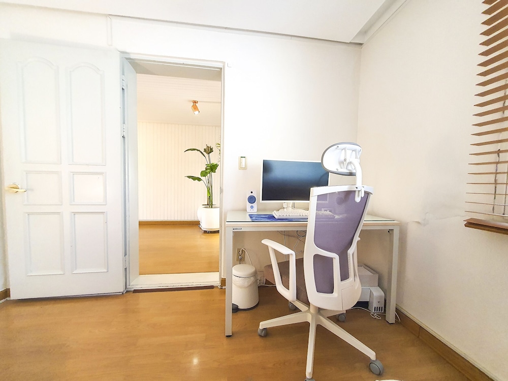 SG Tailored Serviced Home 5min walk from metro view 5