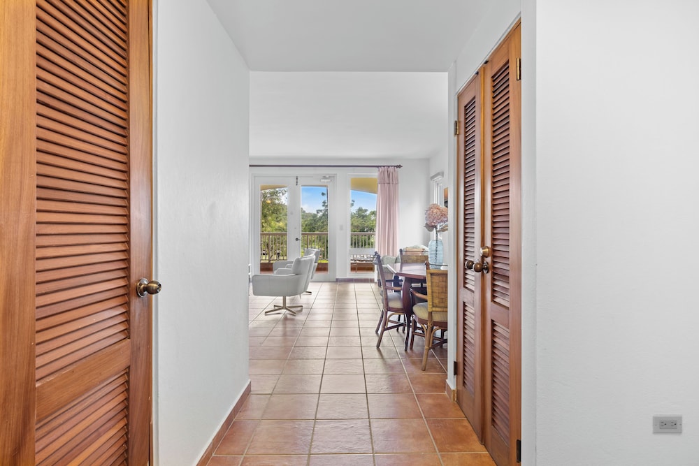 Golf Course Access Balcony Infinity Pool