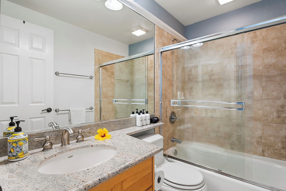 Walk to Restaurants/shopping - Excellent Golf Course Views - Private Beach Access - Vrkcv