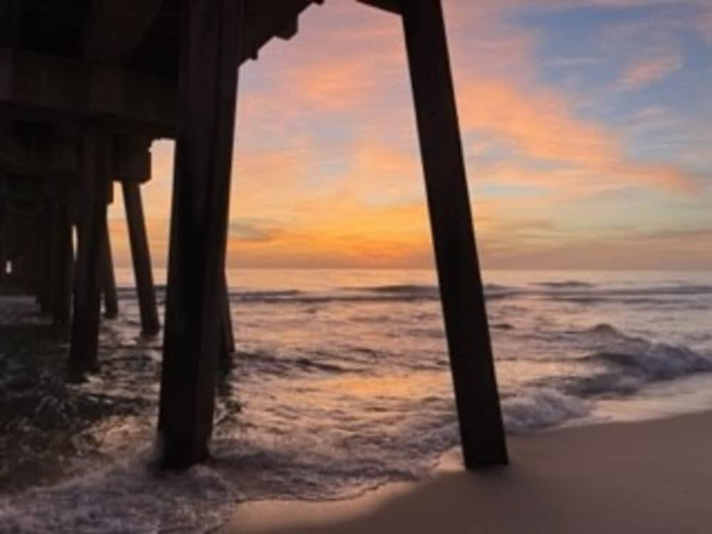 Fall Retreat Condo w Heated Pool Hot tub Pier Pk