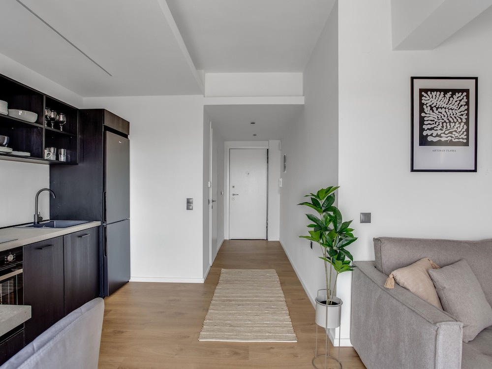 Sanders Arch - Charming 1-bdr Apt w Balcony photo 3