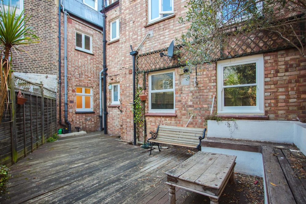 Modern & Spacious 2 Bedroom Flat Near Clapham Common