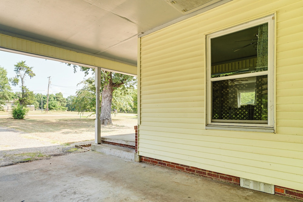 Screened Patio + Fire Pit: Peaceful Marshall Home