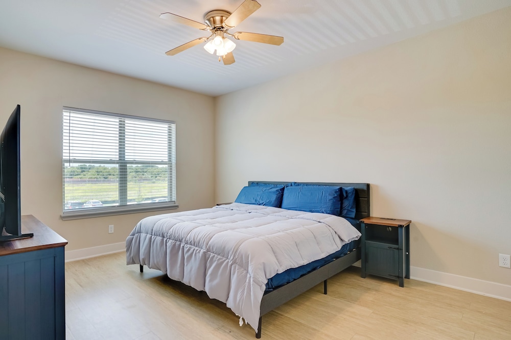 Commute to Fort Worth: Newly Built Apt w/ Pool