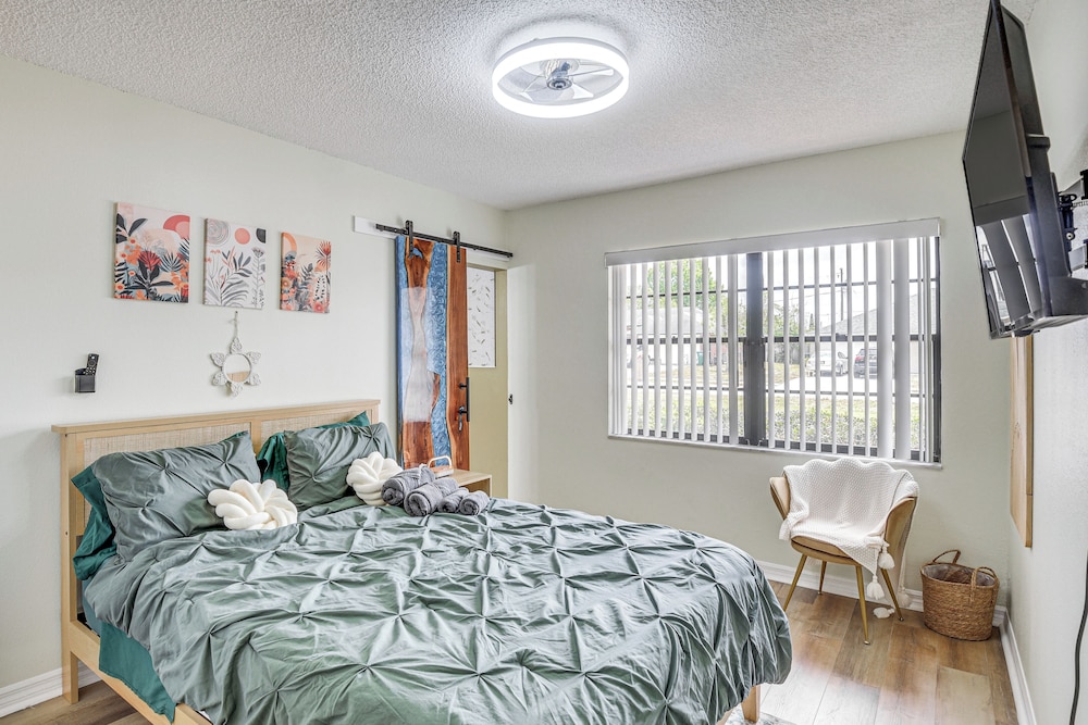 6 Mi to Gemini Springs Park: Chic Home w/ Pool!